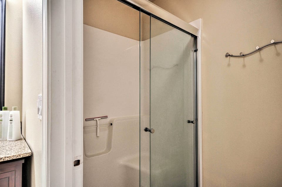 Cute & Cozy PDX Area Townhouse: 31 Mi to Mt. Hood! Apartment in Clackamas County