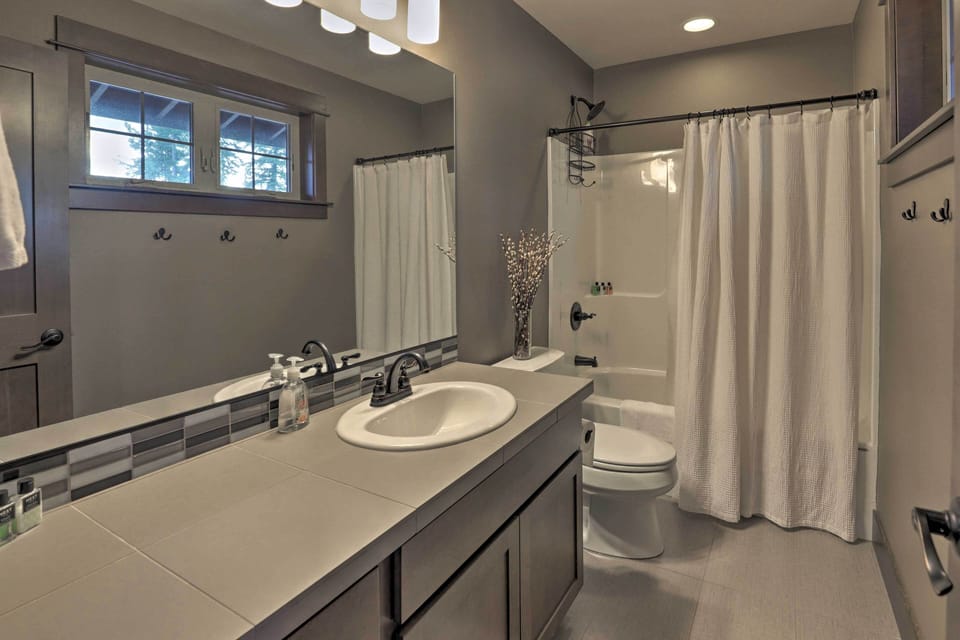 Luxury Suncadia Resort Retreat w/ Private Hot Tub! Cottage in Kittitas County