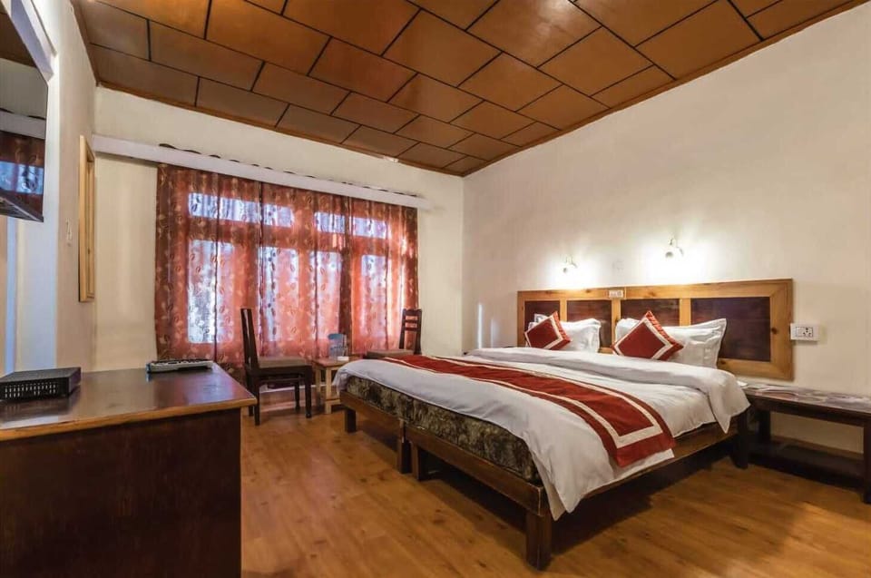 Basic Double Room | Premium bedding, desk, soundproofing, bed sheets