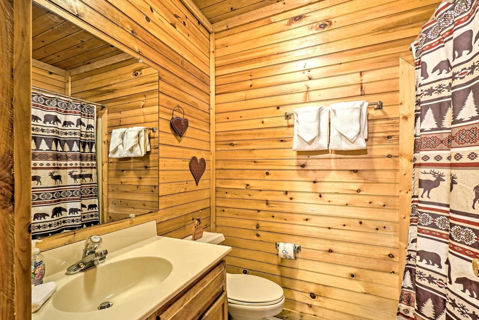 Smokies Cabin w/ Hot Tub! Group Adventure Base Cottage in Pigeon Forge
