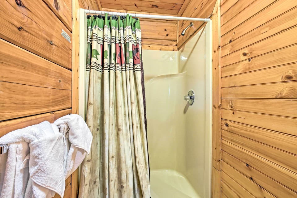 Smokies Cabin w/ Hot Tub! Group Adventure Base Cottage in Pigeon Forge