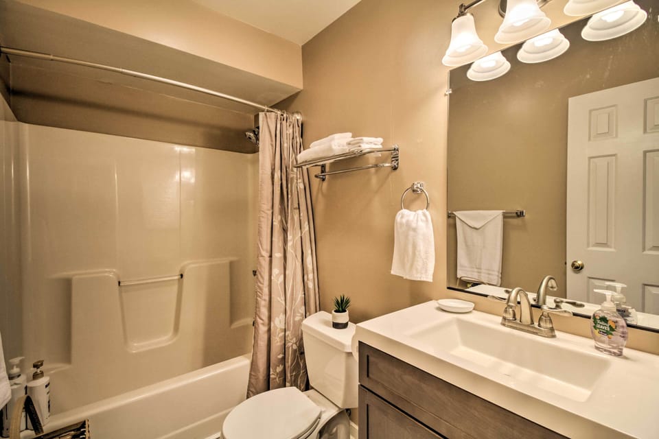 Walk to W&l: Lexington Condo Near Shops & Dining Apartment in Lexington