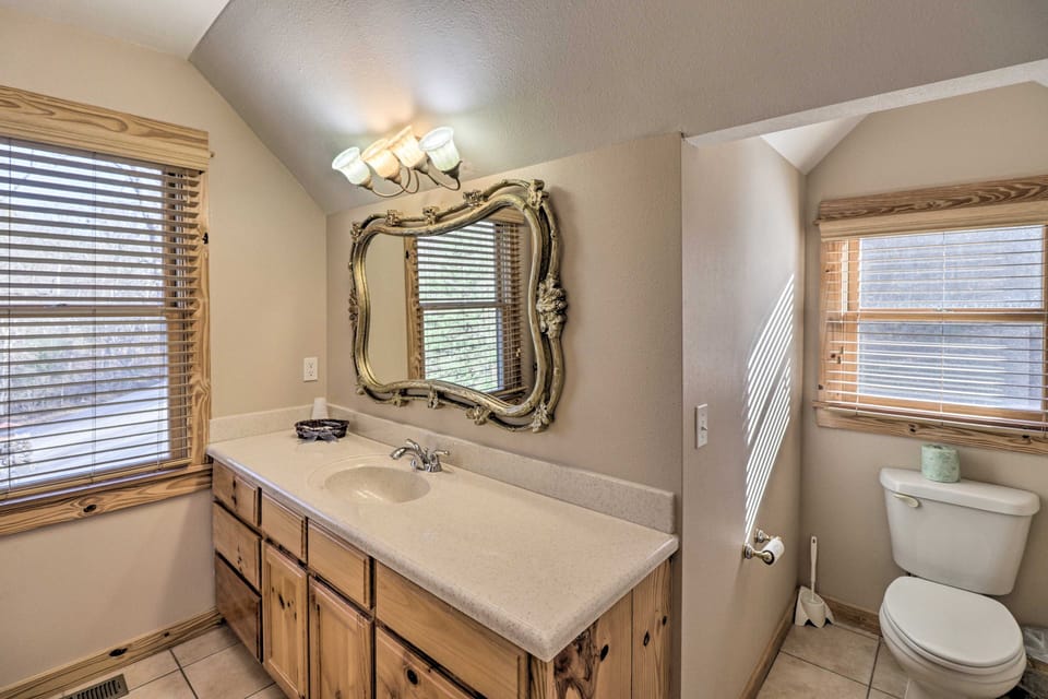 Beaver Lake Retreat w/ Game Room & Spacious Deck Cottage in Beaver Lake