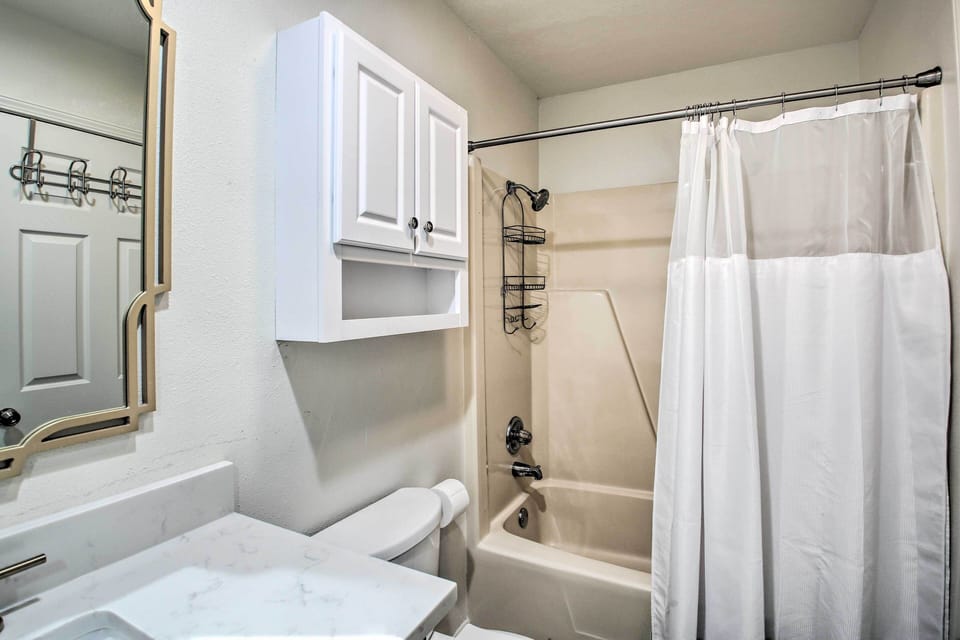 Balcony & Lake Access: Hot Springs Getaway! Apartment in Garland County