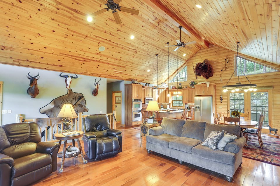 House (6 Bedrooms) | Interior