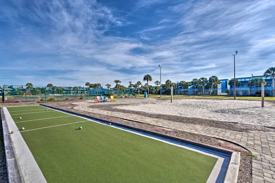 Pool & Beach Access: 'sunnyside 55' in Pcb! Apartment in Sunnyside