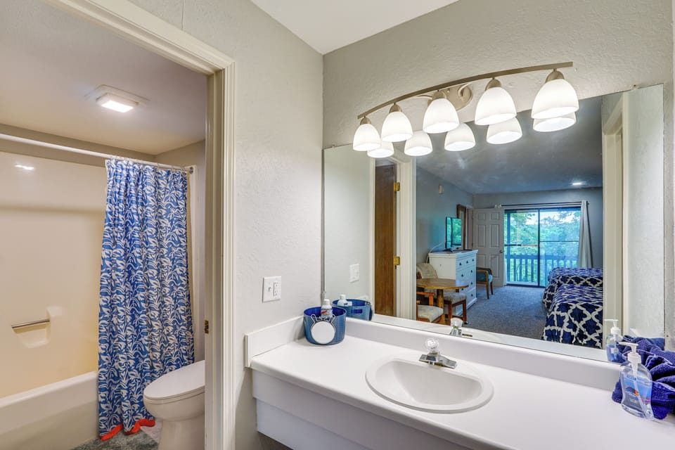 Group Friendly! Lake-view Margaritaville Retreat Cottage in Lake of the Ozarks