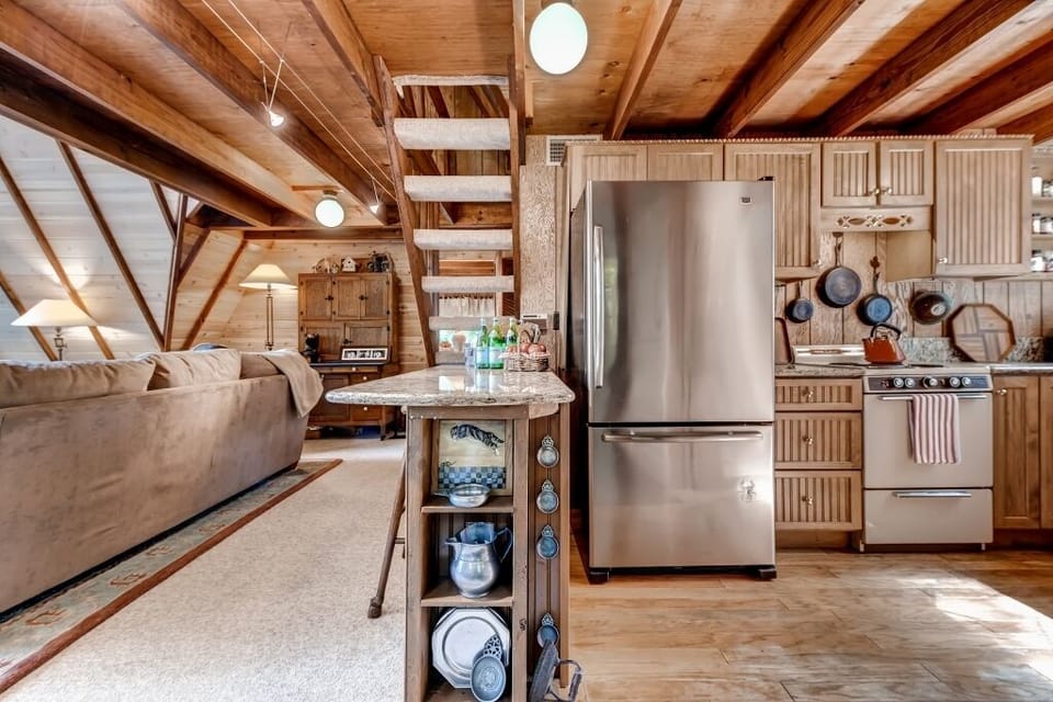 Cottage (3 Bedrooms) | Private kitchen | Microwave, oven, stovetop, dishwasher