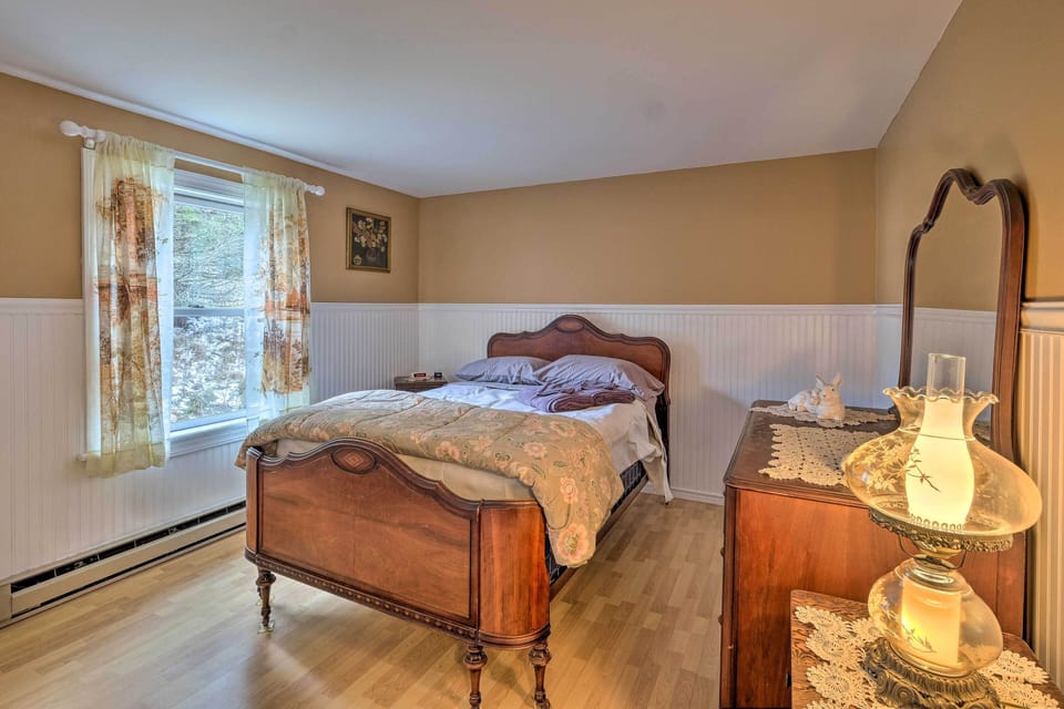 Quiet Catskills Getaway w/ Deck & Mtn Views Cottage in Hudson Valley