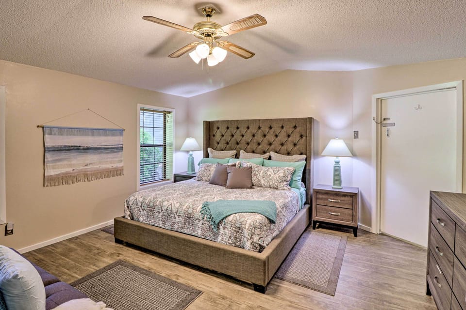 13 Mi to Hot Springs: Serene Royal Home w/ Deck! Cottage in Garland County