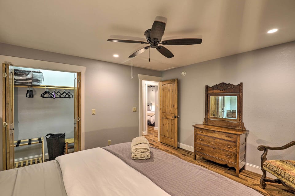House (5 Bedrooms) | Interior