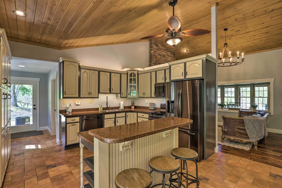 House (5 Bedrooms) | Interior