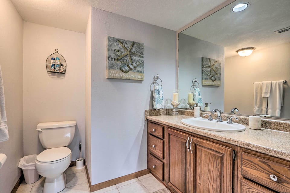 1 Mi to Dining! Lakeside Group Getaway in Ozarks Apartment in Osage Beach