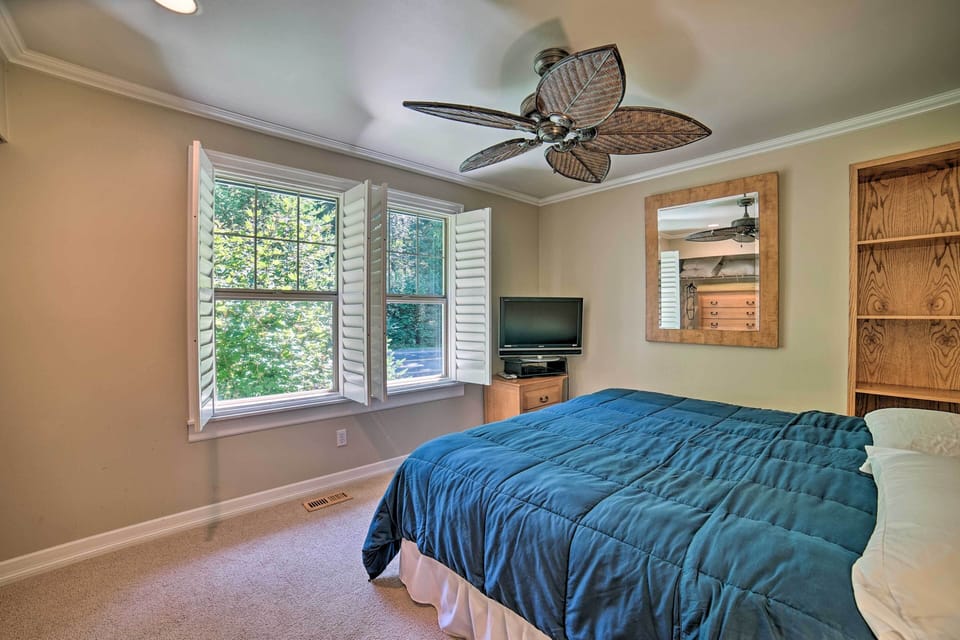 Beautiful Wine Country Home w/ Hot Tub & Lake View Cottage in Woodinville