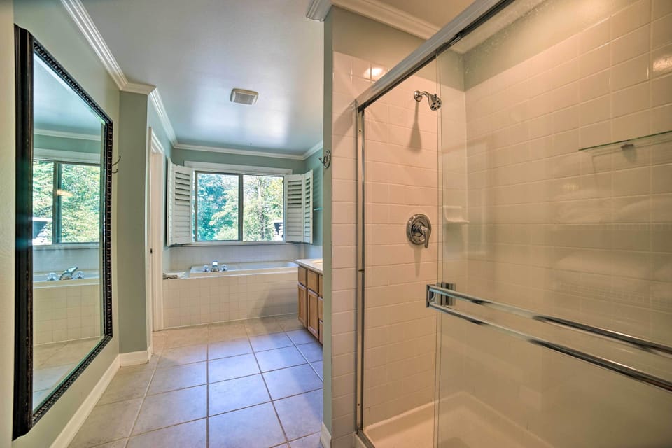 Beautiful Wine Country Home w/ Hot Tub & Lake View Cottage in Woodinville