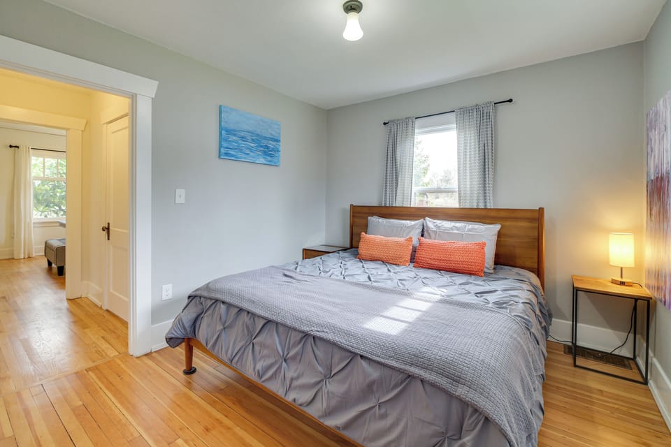 Charming Tacoma Vacation Home w/ Fenced Yard Cottage in Tacoma