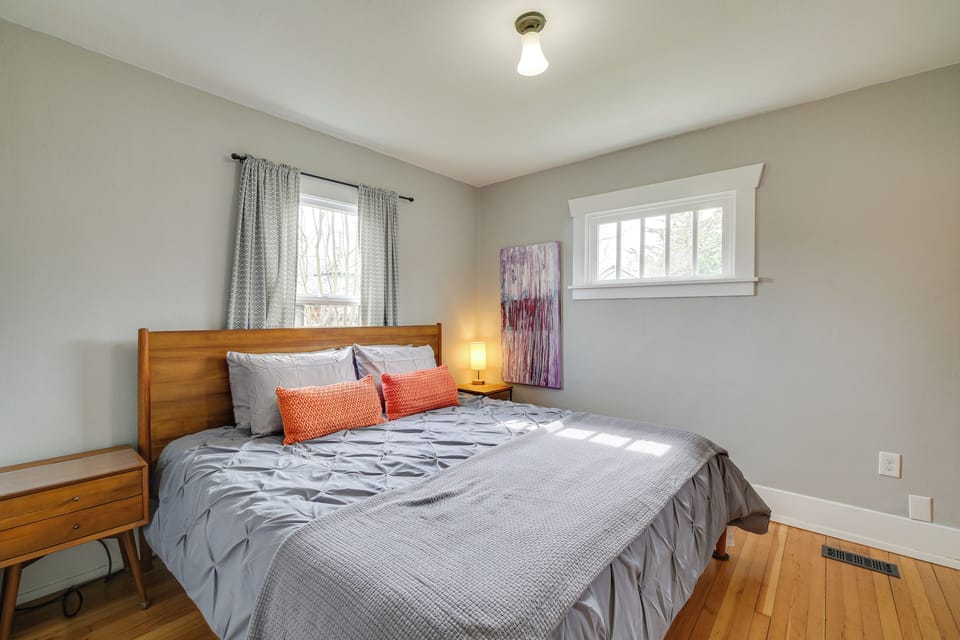 Charming Tacoma Vacation Home w/ Fenced Yard Cottage in Tacoma