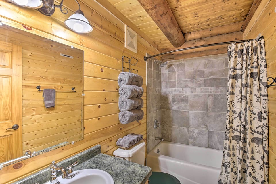 Splendid Family Cabin w/ Hot Tub & Grill! Cottage in Lake Pepin