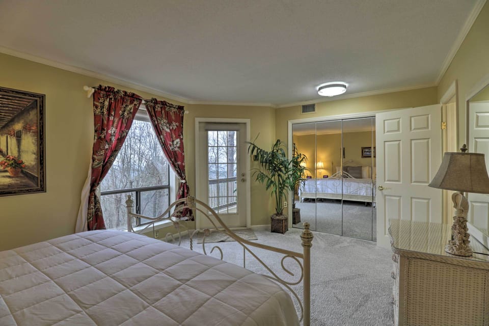 Condo w/ Balcony in Fairfield Bay: Near Marina Apartment in Fairfield Bay
