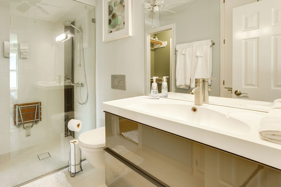 Near Nrg! Cozy + Private Houston Home w/ Garden Cottage in Harris County