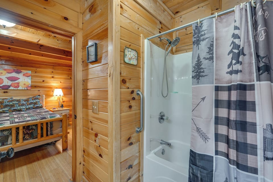 The Dreamer's Nest Sevierville Cabin w/ Hot Tub! Cottage in Sevierville