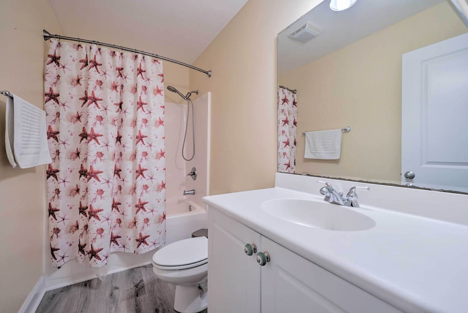 Calm Coastal Haven w/ 2 Balconies Near Beach Apartment in Carolina Beach