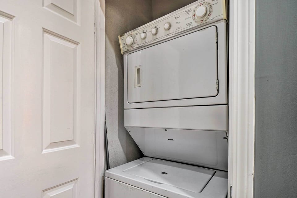 Jacuzzi Tub: Branson Retreat ~ 4 Mi to Strip Apartment in Missouri