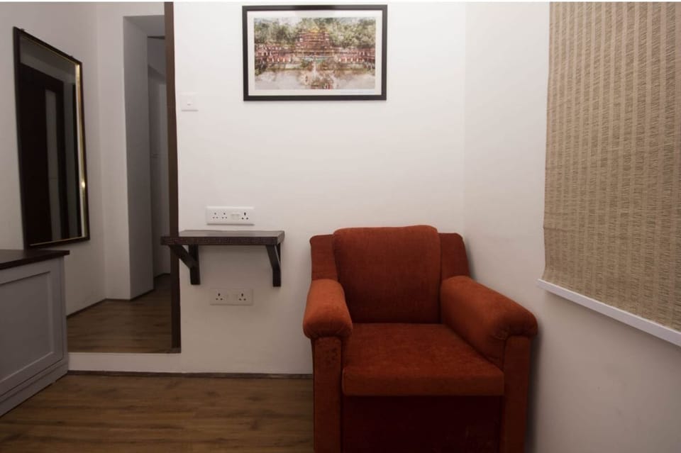 Desk, WiFi (free)