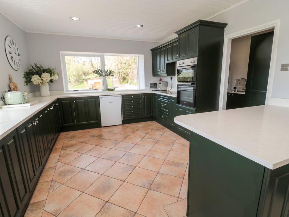 Fridge, dishwasher, cookware/dishes/utensils