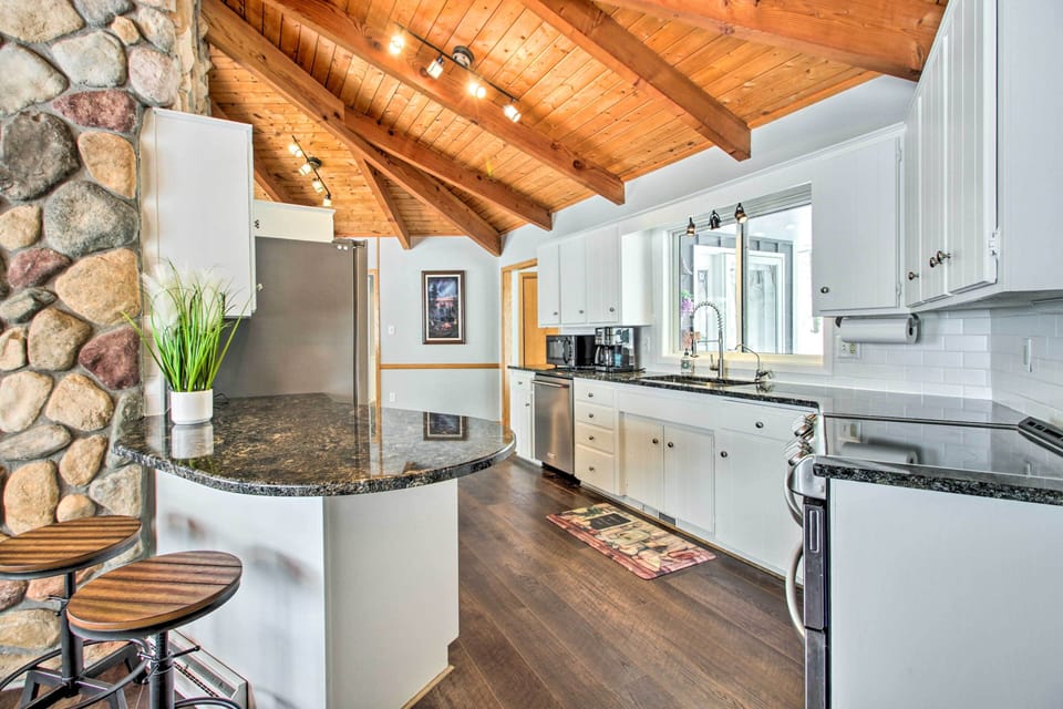 House (5 Bedrooms) | Interior
