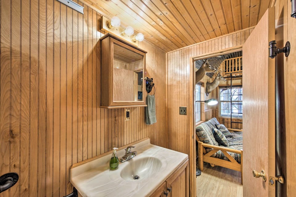 Lakefront Cabin w/ 2 Lofts, Boats on 4 Acres Apartment in Texas
