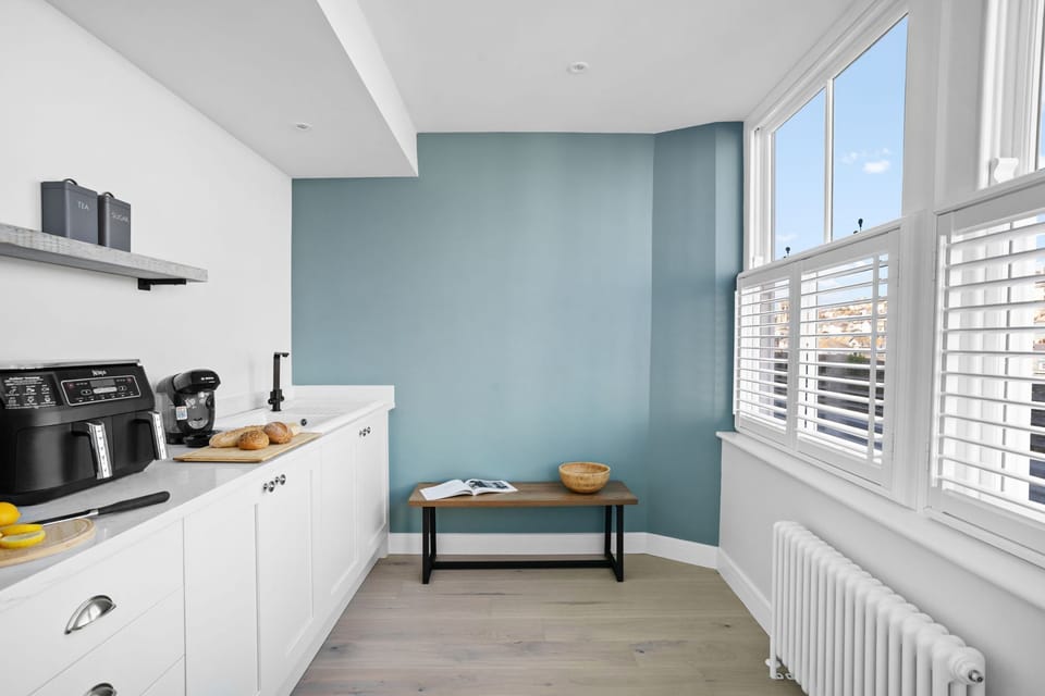 Worktop with air fryer and coffee making facilities - Mayflower Suite