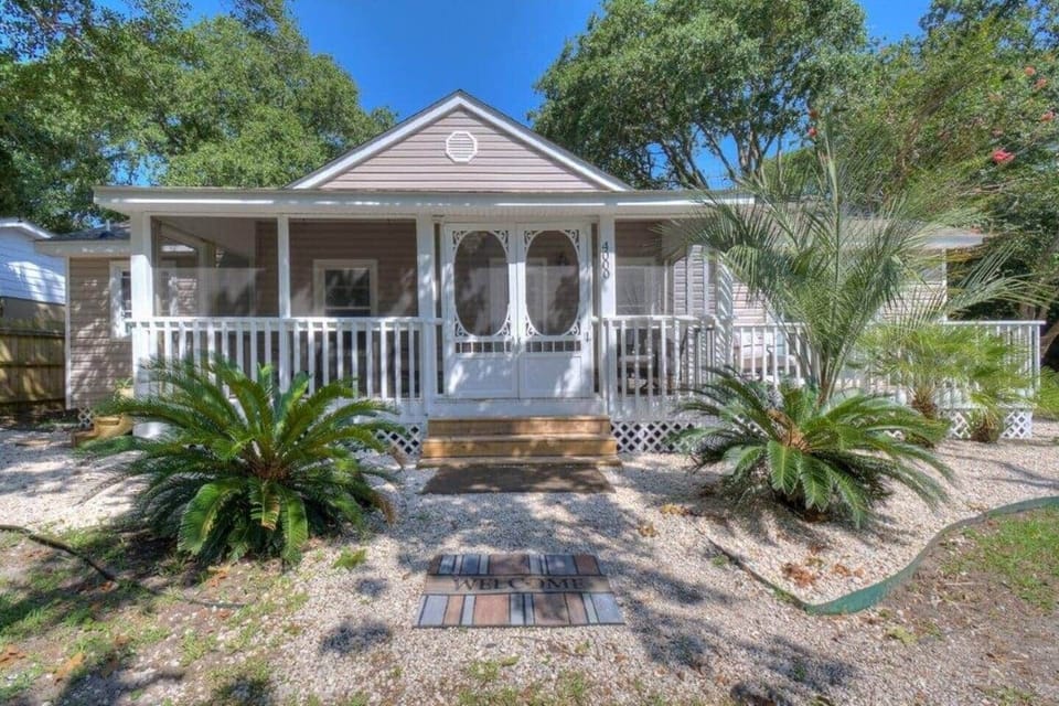 Front yard with beach feel