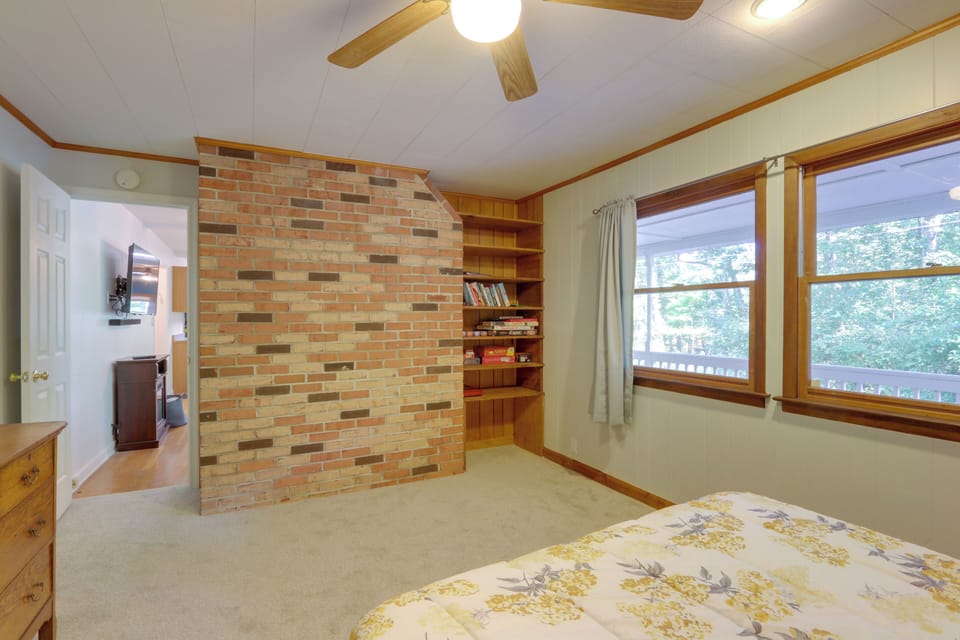 Harpers Ferry Cabin - Walk to Private Lake! Cottage in Shenandoah Valley