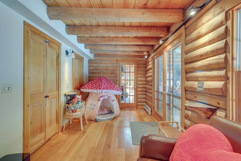 Game Room w/ Speakeasy Saloon: Accord Retreat Cottage in Hudson Valley