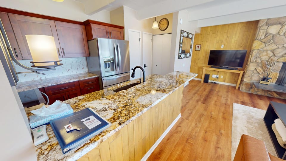 Fully Remodeled Kitchen with Slab Granite - Fully Remodeled Kitchen with Slab Granite