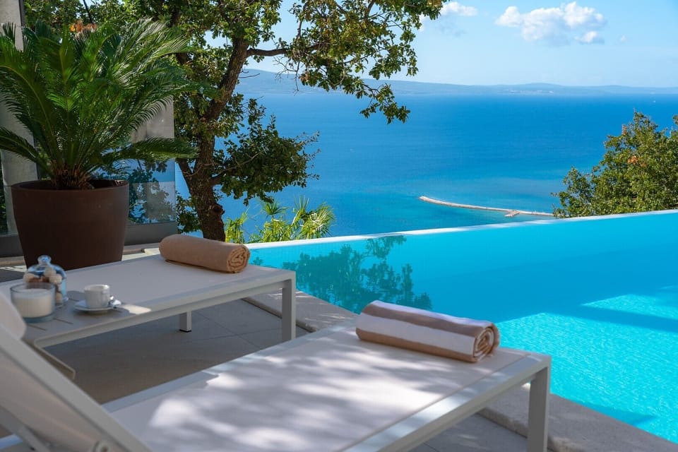  The Outdoor offers a private and heated, infinity swimming pool 10m x 4,5m with hydromassage, spacious sundeck area