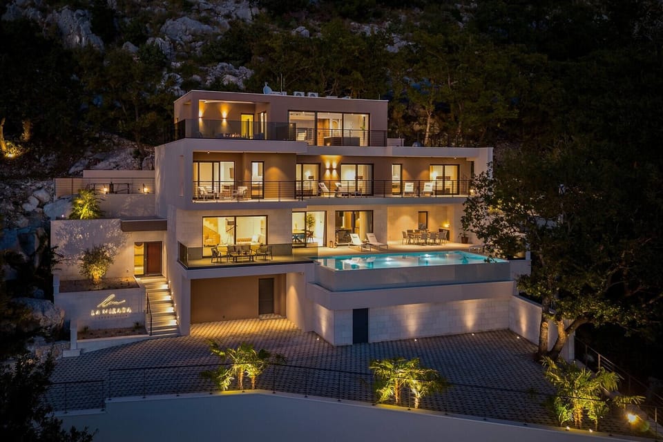 4 en-suite bedrooms, infinity 45 sqm pool, amazing sea views, absolute privacy
