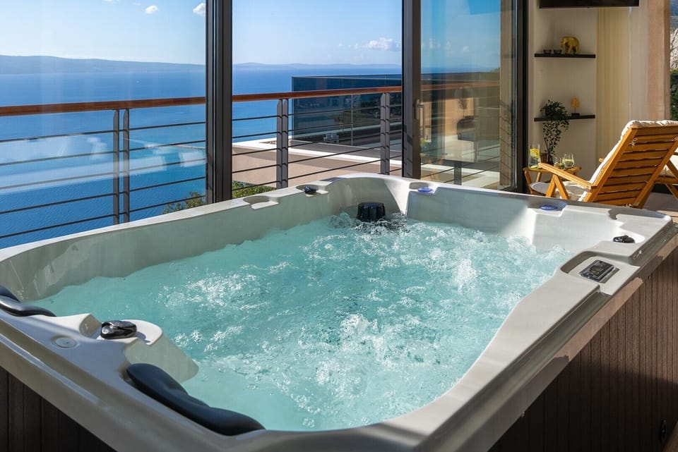 The Rooftop (2nd floor level) offers an indoor wellness area with an infrared Sauna, a whirlpool (Hot-Tub), a shower, TV and a small kitchenette