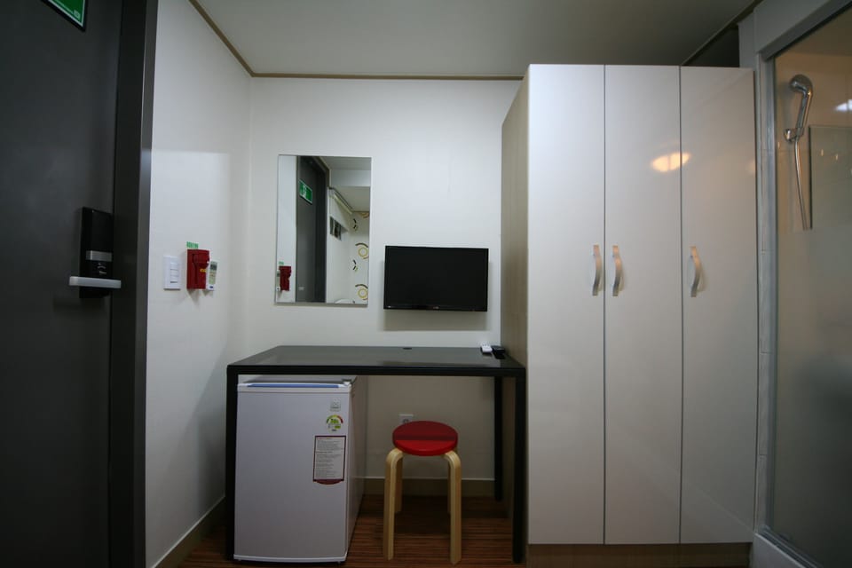 Slide Room | Desk, free WiFi