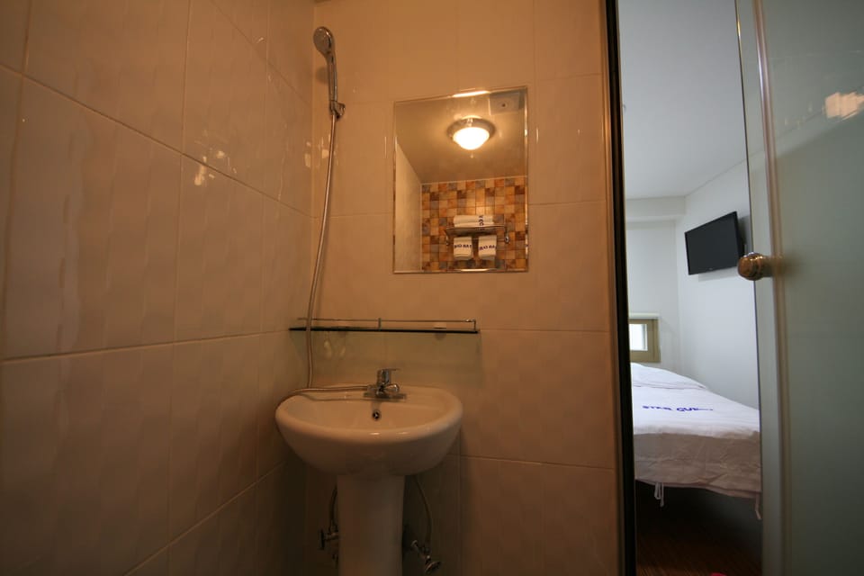 Twin Room | Bathroom | Shower, free toiletries, hair dryer, slippers