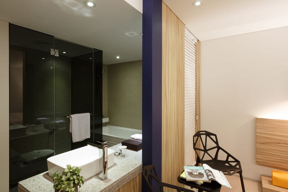 Minibar, free WiFi, bed sheets