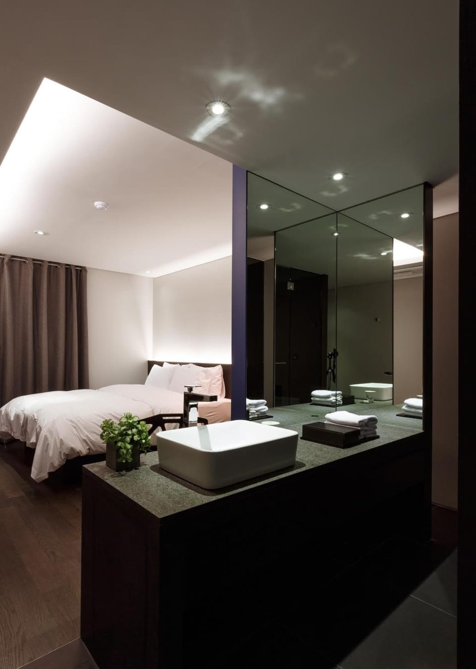 Minibar, free WiFi, bed sheets