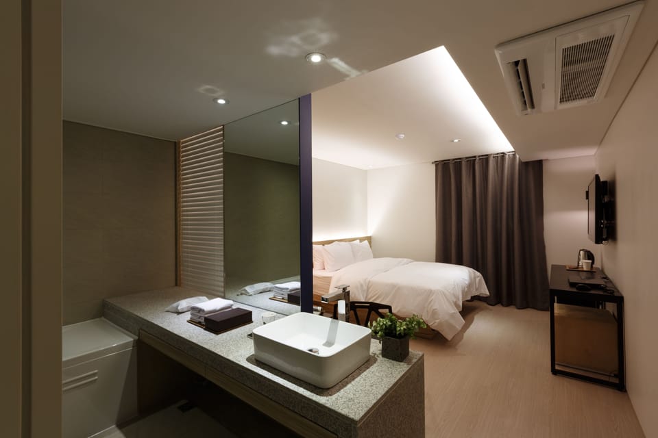 Deluxe Room | Minibar, free WiFi, bed sheets