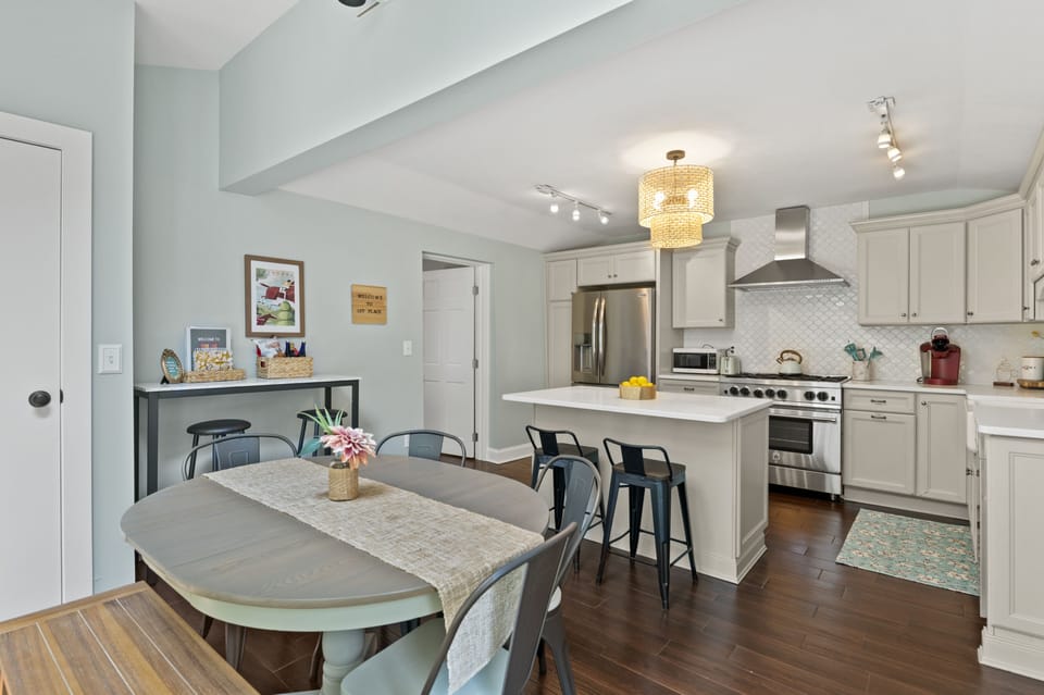 Enjoy a meal in our fully stocked chef's kitchen, including a 6-burner gas range