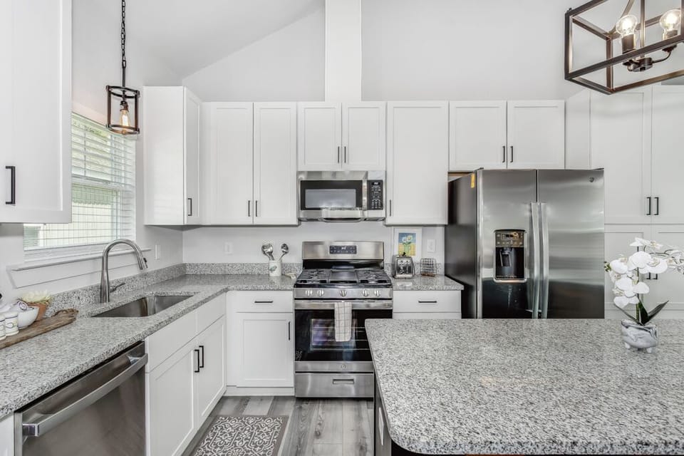 110 S G St - Kitchen