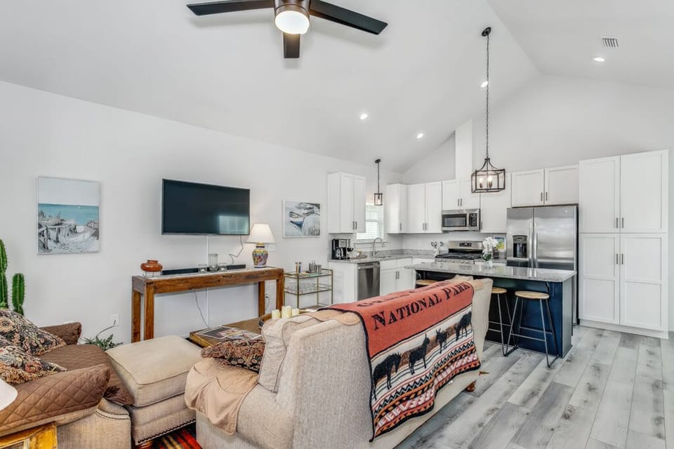 110 S G St - Living Room