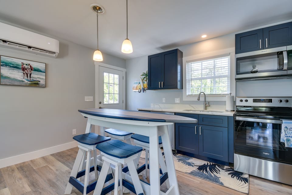 Dining Area | Dishware & Flatware Provided | Central Air Conditioning