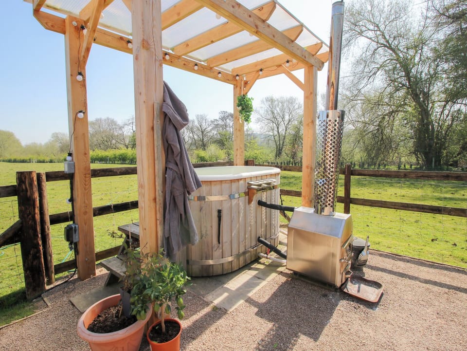 Cottage | Outdoor spa tub