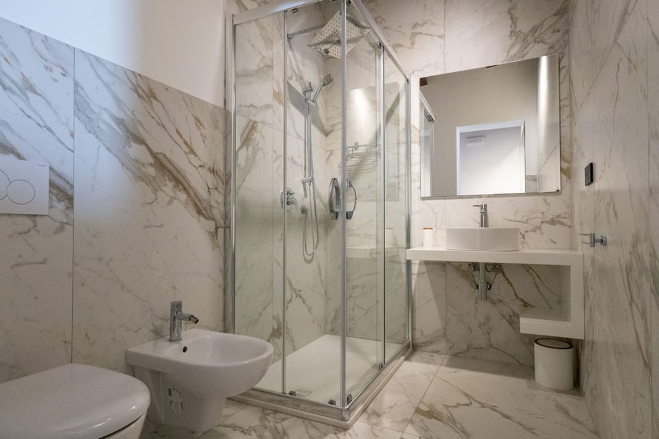 Classic Double Room, Ensuite | Bathroom | Shower, rainfall showerhead, free toiletries, hair dryer
